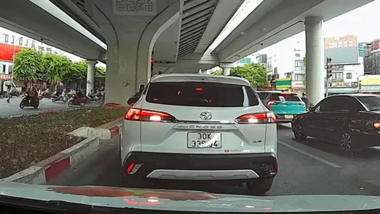 Lùi vào đầu xe phía sau, nữ tài xế tưởng bị tông