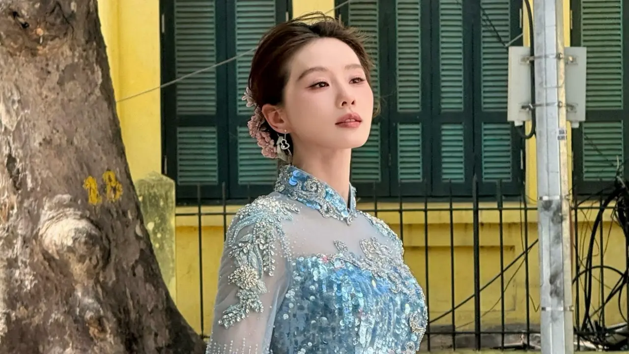 Lưu Thi Thi tạo dáng trên đường phố Hà Nội