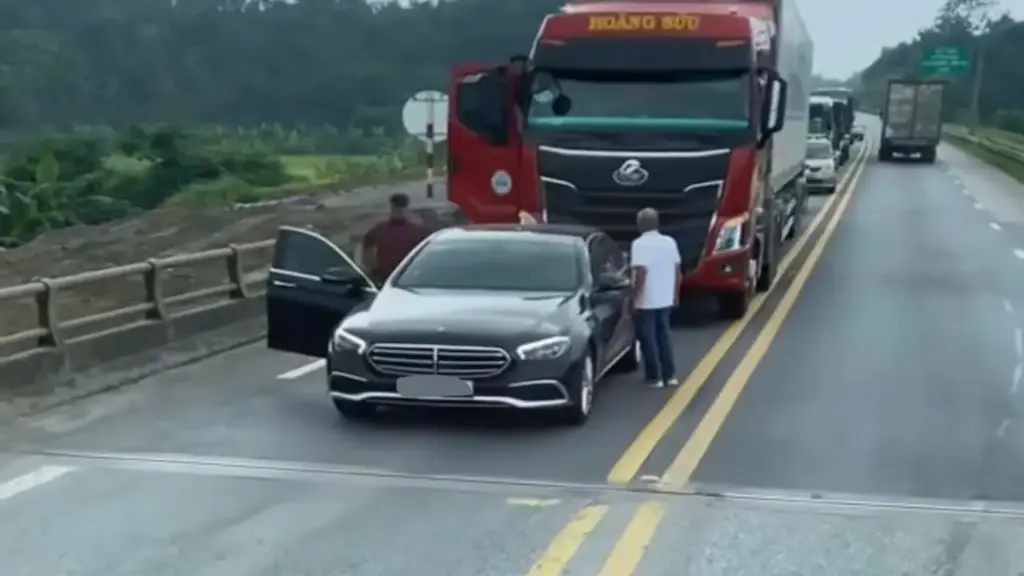 Lý do khiến tài xế Mercedes chặn đầu ô tô trên cao tốc Nội Bài - Lào Cai