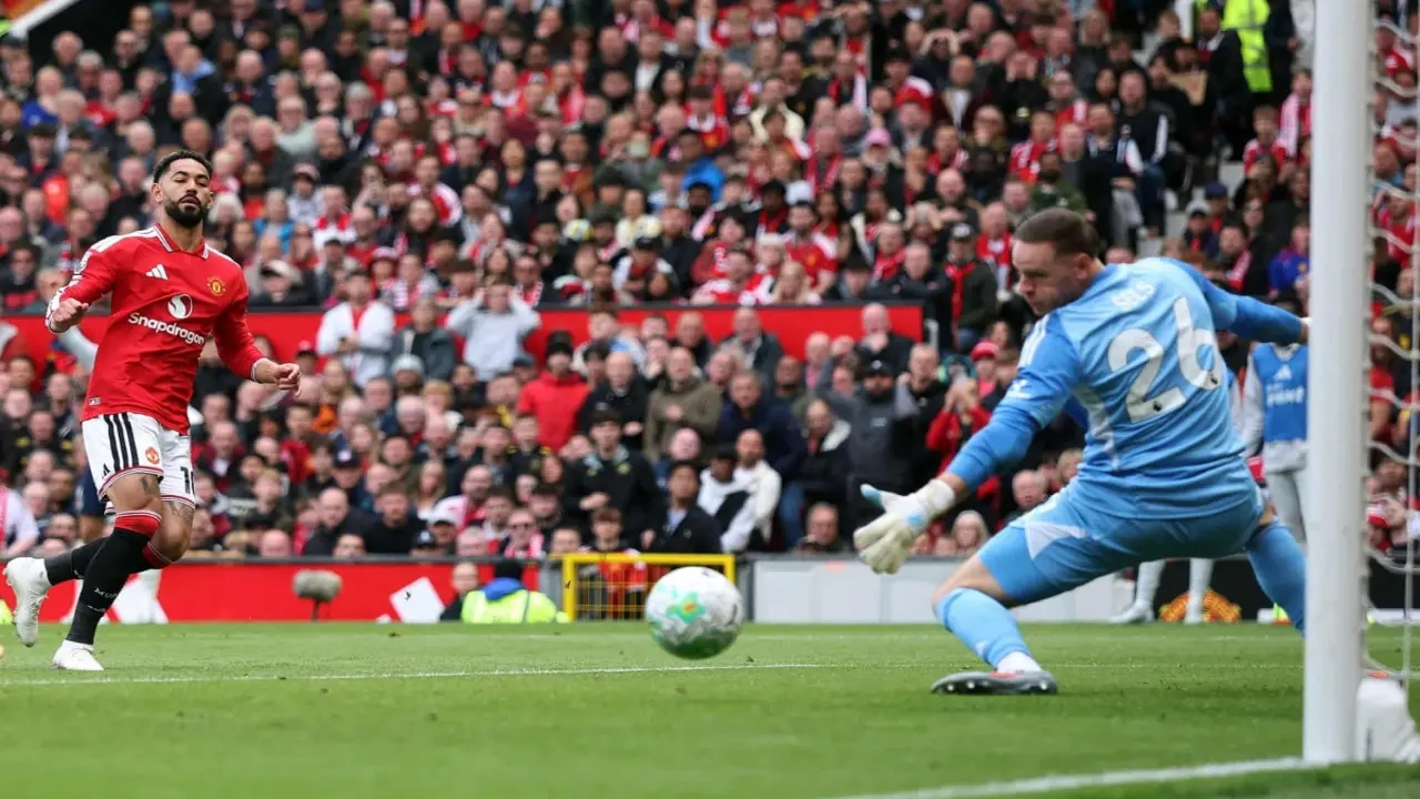 Man Utd thắng Nottingham trong ngày trọng tài phản đối VAR