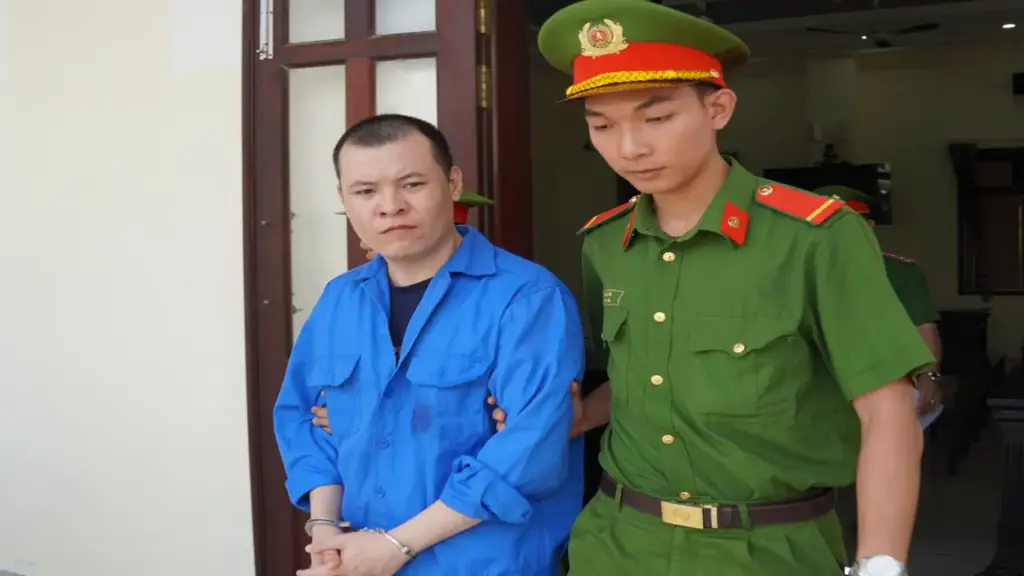Mang súng nhựa cướp tiệm vàng, quản lý phòng khám lĩnh 18 năm tù