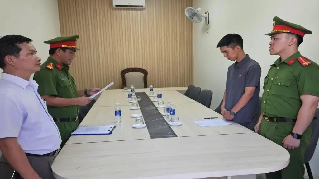 Mạo danh cán bộ môi trường, nhận làm giấy tờ đất để lừa tiền