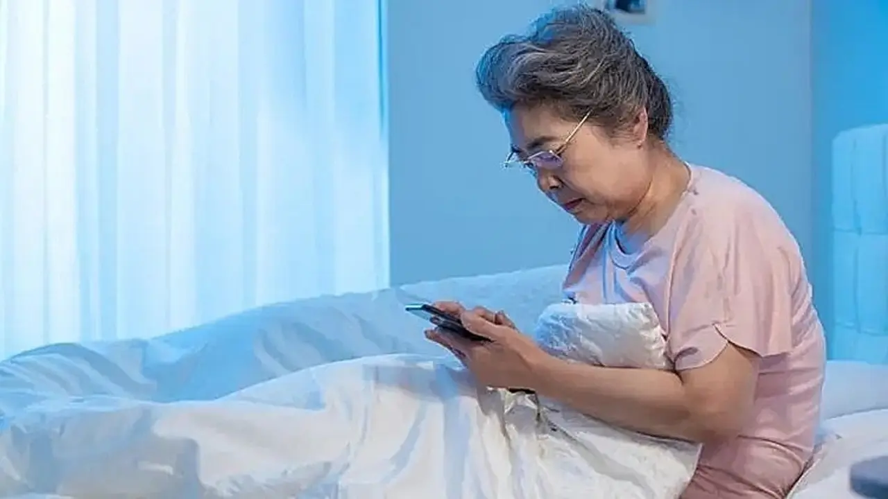 Mẹ 70 tuổi nướng sạch tiền tiết kiệm của con cho thần tượng livestream
