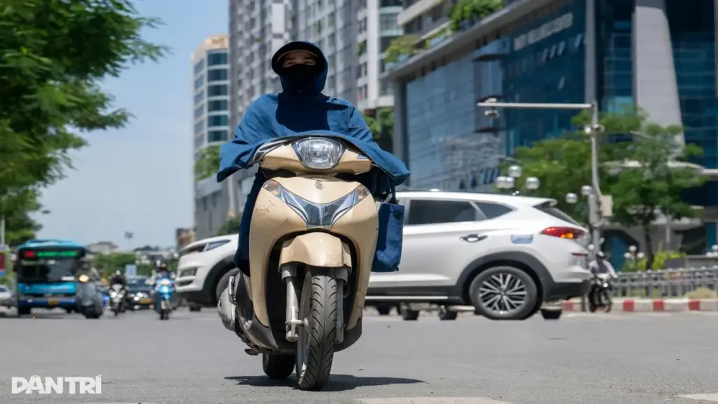 Miền Bắc, miền Trung nắng nóng gay gắt kéo dài, có nơi vượt 38 độ C