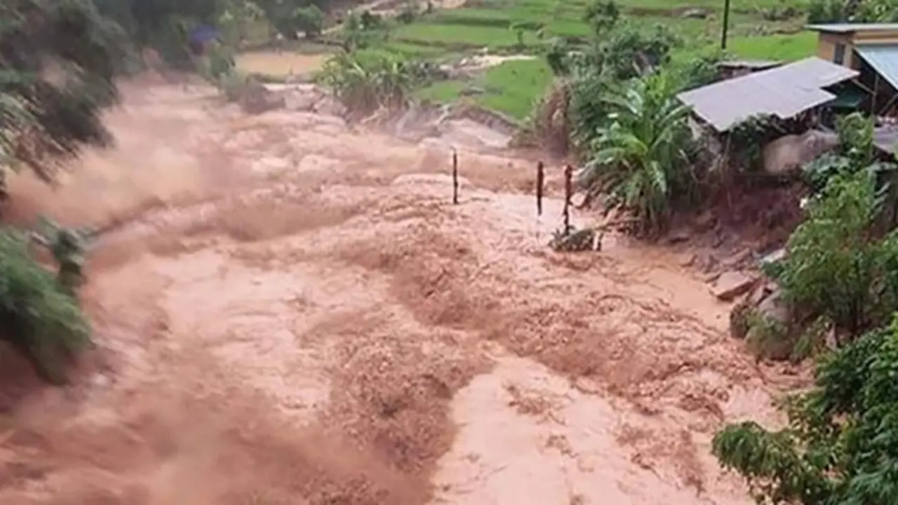 Miền Bắc mưa dông "sầm sập", cảnh báo khẩn lũ quét và sạt lở đất