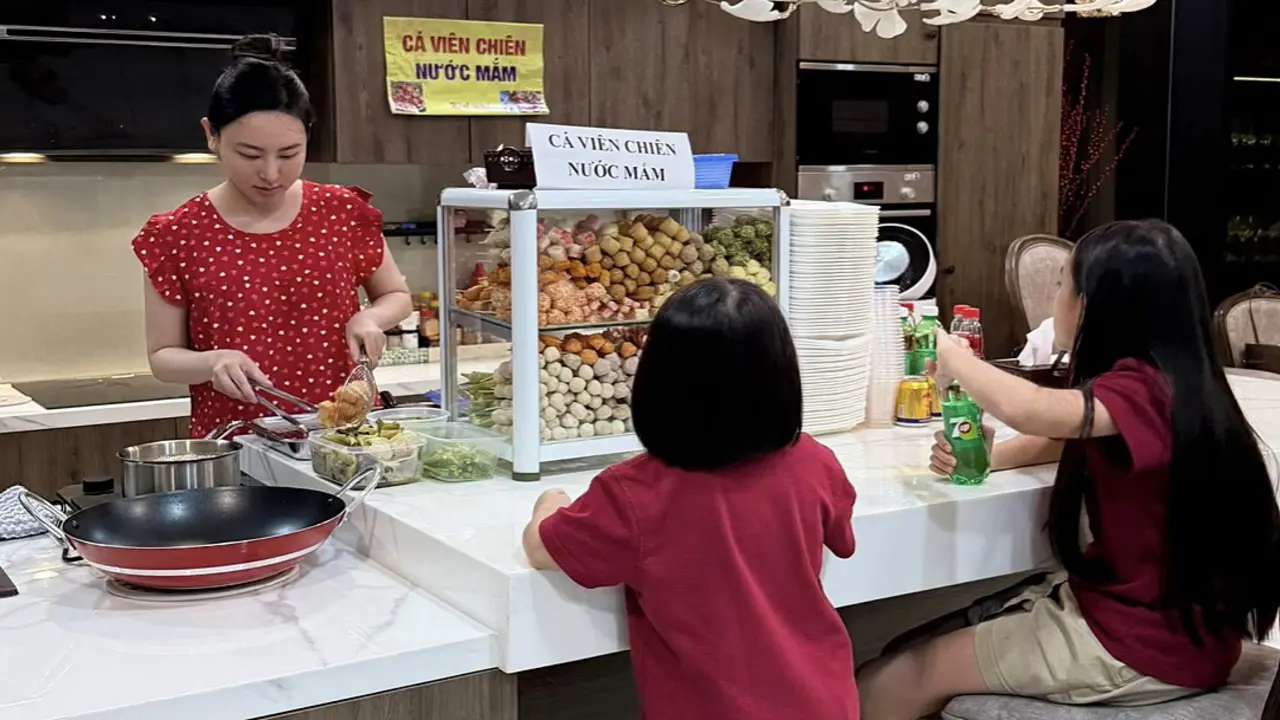 Mở quán vỉa hè trong bếp, 'bán hàng' cho con