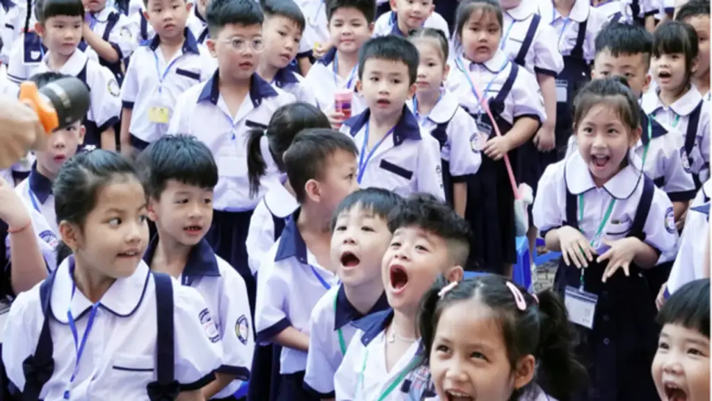Mỗi mùa khai giảng bớt một nỗi lo: Sách giáo khoa giảm giá sâu, học sinh sắp được dùng miễn phí