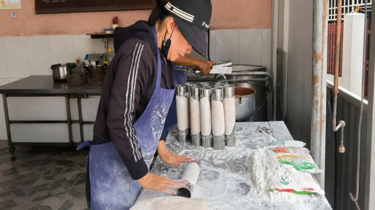 Món cháo... lạ, chỉ bán vài giờ mỗi sáng: Khách đến trễ hết phần