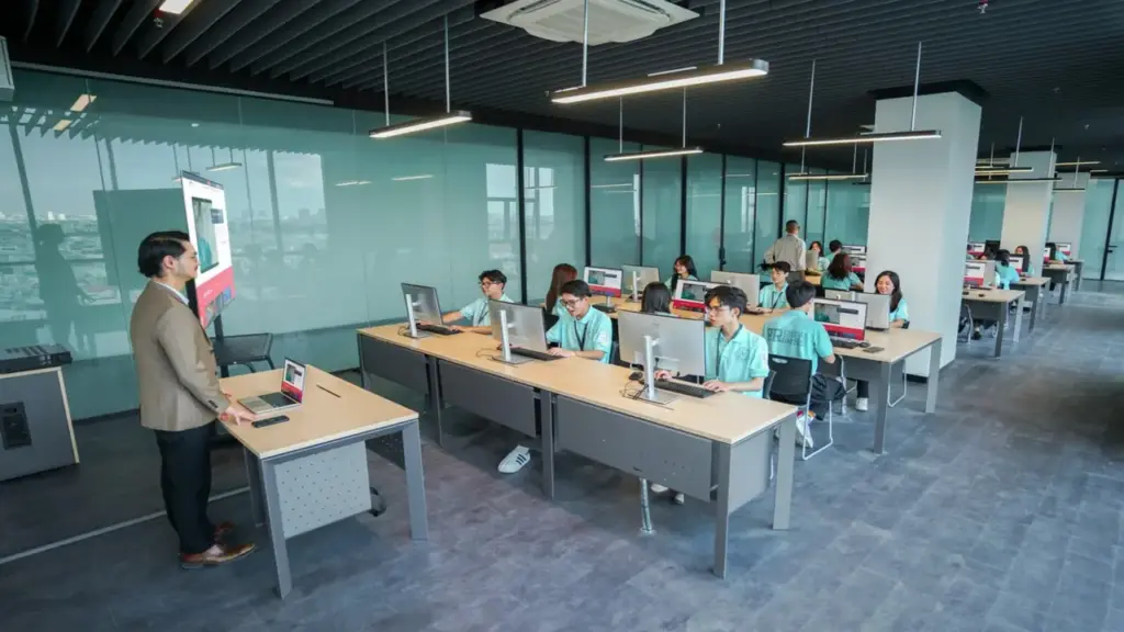Một trường đại học cấp 300 học bổng tinh hoa, 800 triệu đồng/suất