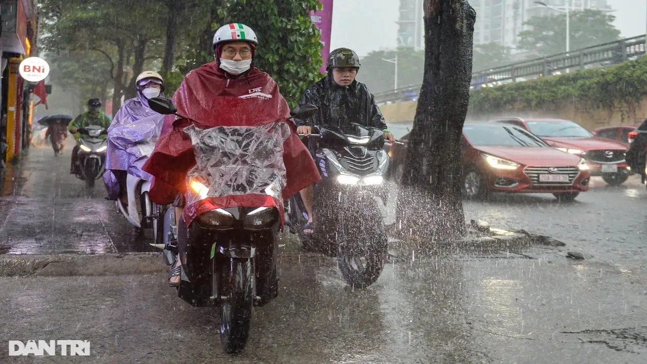 Mưa dông bao trùm nhiều khu vực cả nước, cảnh báo lốc sét và mưa đá