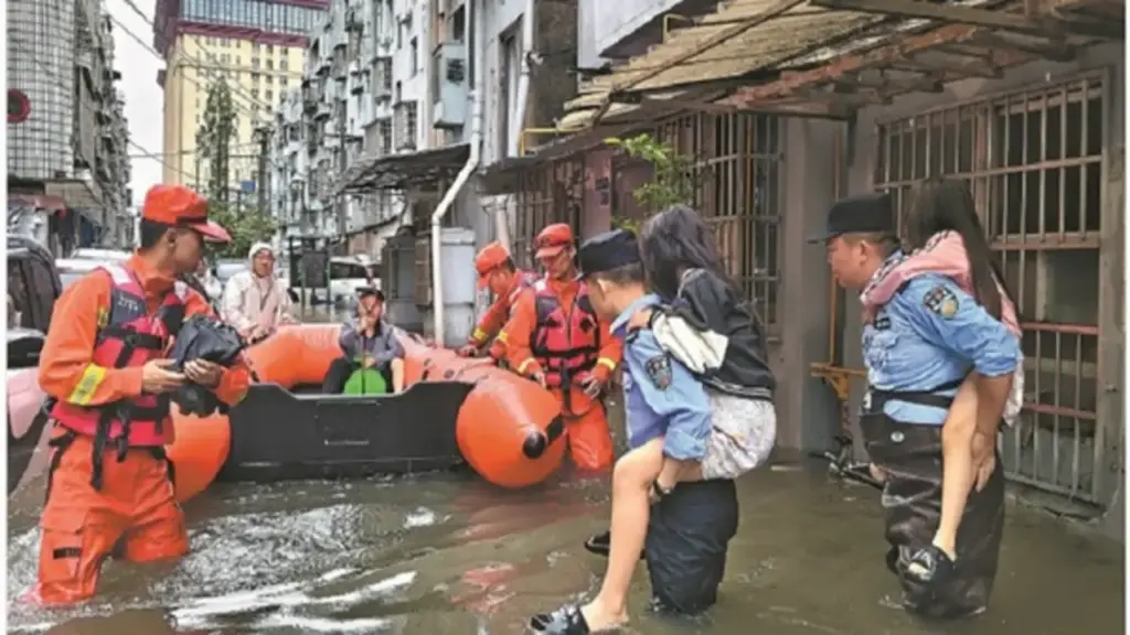 Mưa lớn gây ra lũ lụt trên diện rộng ở Trung Quốc, 10 người chết