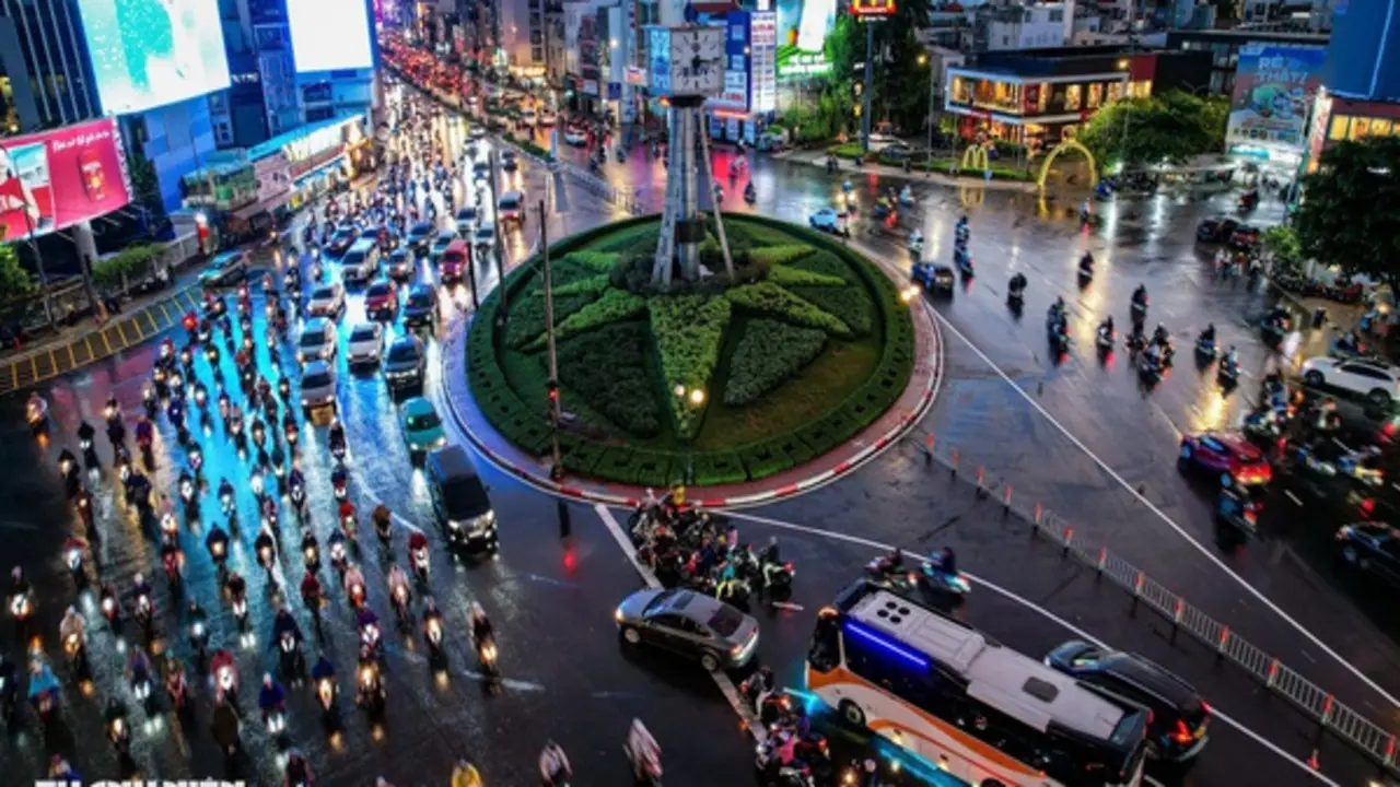 Mưa lớn giờ tan tầm, giao thông qua vòng xoay Điện Biên Phủ chiều nay thế nào?