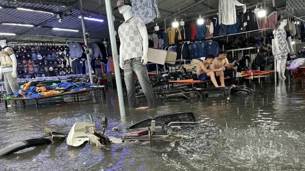 Mưa lớn, ngập nhiều nơi ở Nha Trang