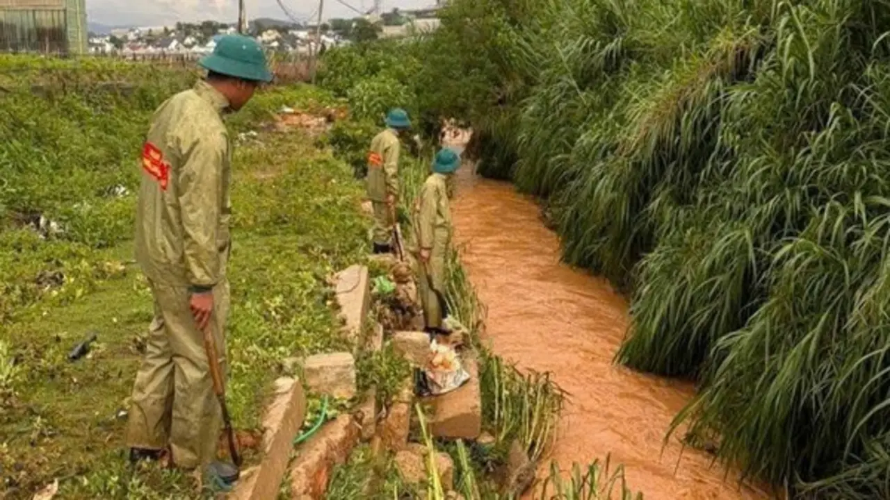Mưa lớn ở Đà Lạt, bé gái bị lũ cuốn mất tích