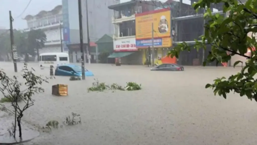 Mưa như trút nước, đường phố Quảng Ninh biến thành sông, ô tô ngập gần tới nóc