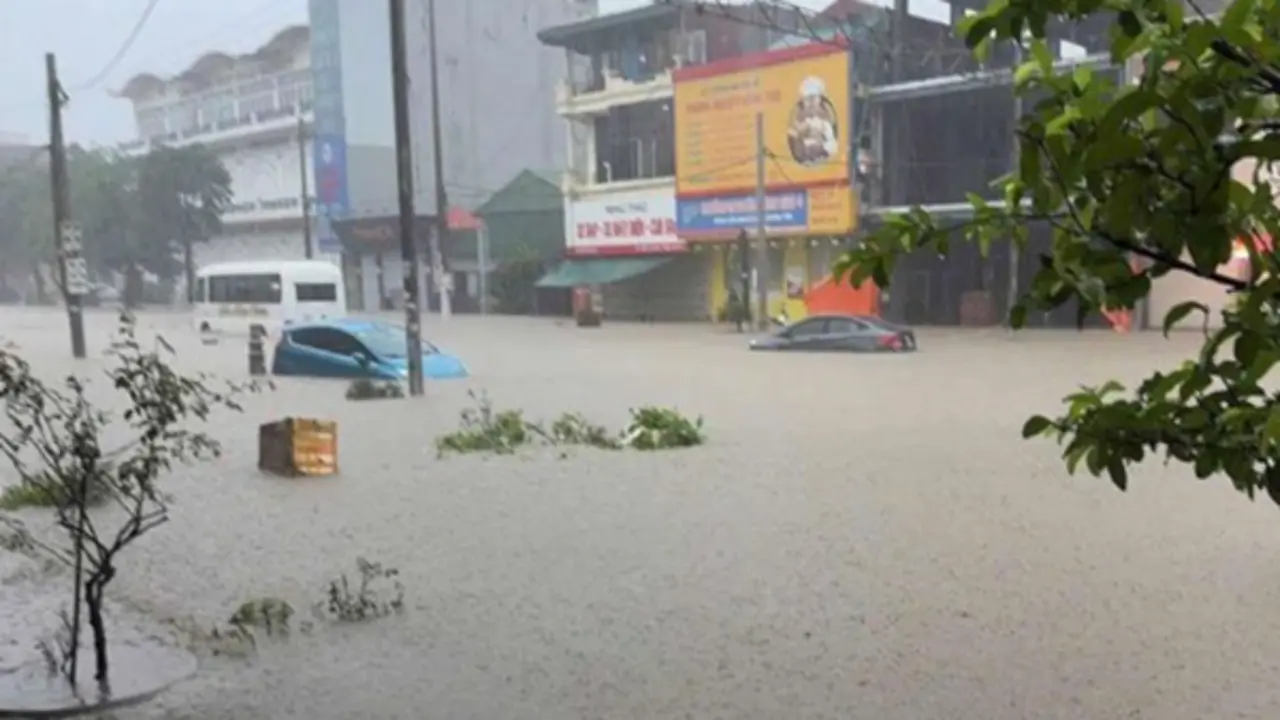 Mưa như trút nước, đường phố Quảng Ninh biến thành sông, ô tô ngập gần tới nóc