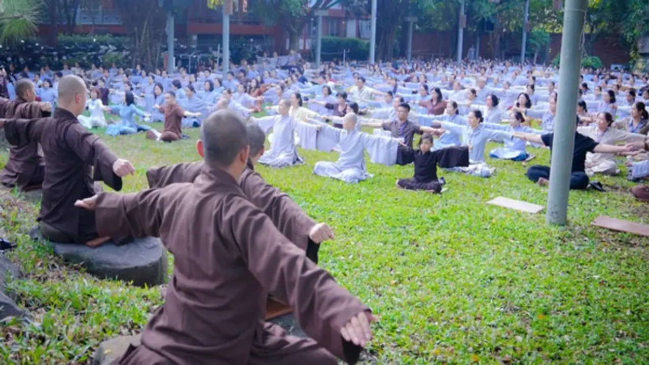 Mùa Phật đản: Bài học 'buông bỏ cái tôi' của những người trẻ gồng mình sống ảo