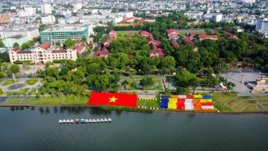 Mùa Phật đản ở Huế: Ấn tượng 2 lá cờ khổng lồ và 7 đóa sen trên sông Hương