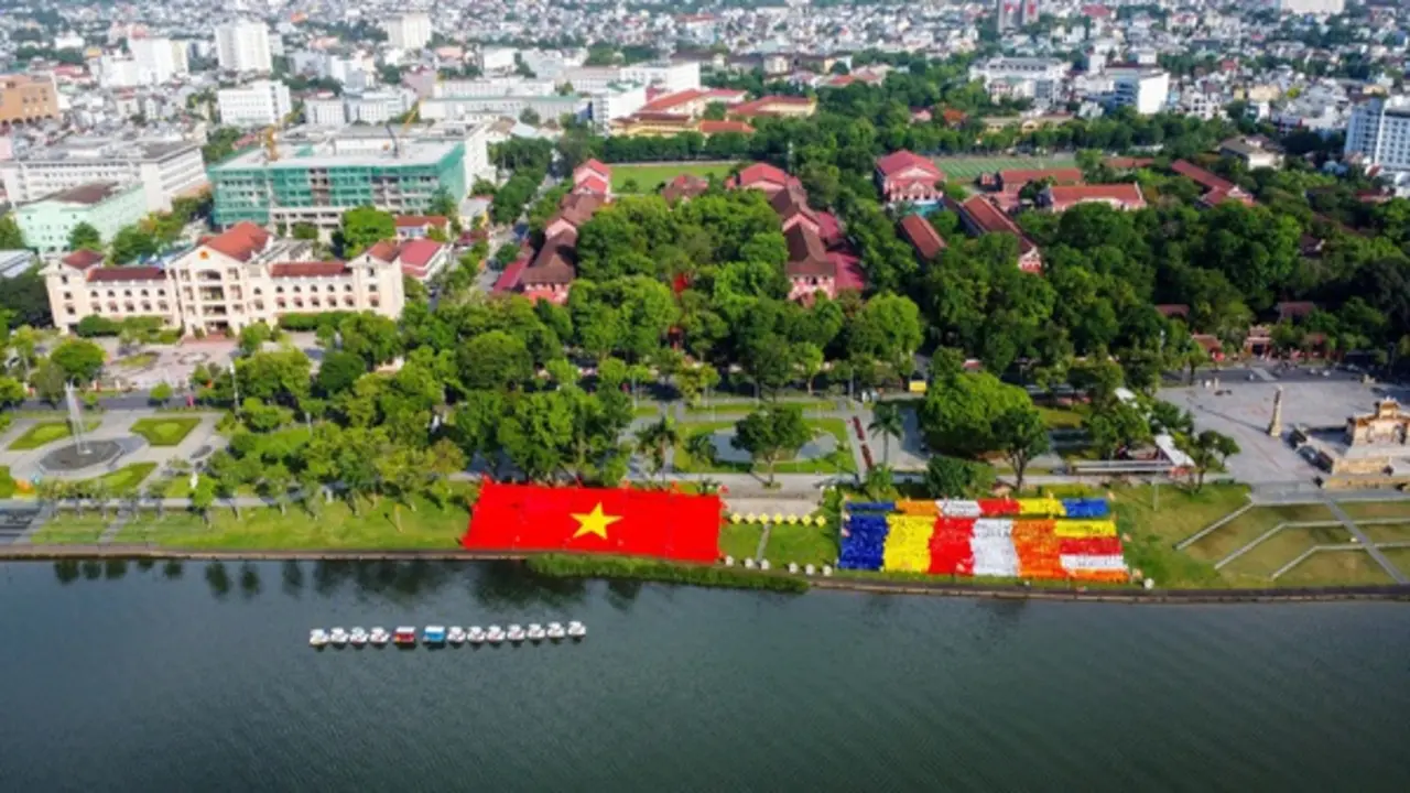 Mùa Phật đản ở Huế: Ấn tượng 2 lá cờ khổng lồ và 7 đóa sen trên sông Hương