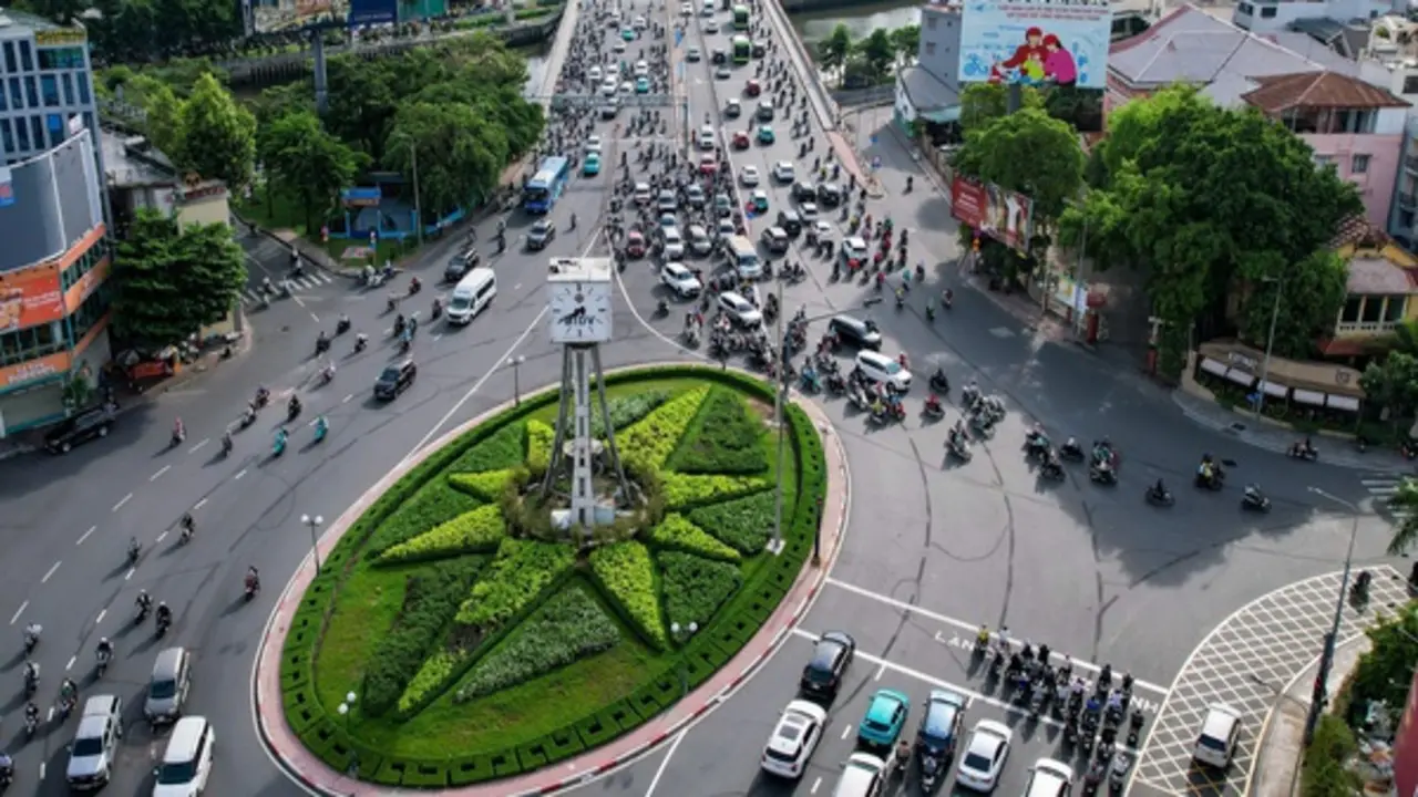 'Mượn' làn ngược chiều trên cầu Điện Biên Phủ, vòng xoay hạ nhiệt kẹt xe