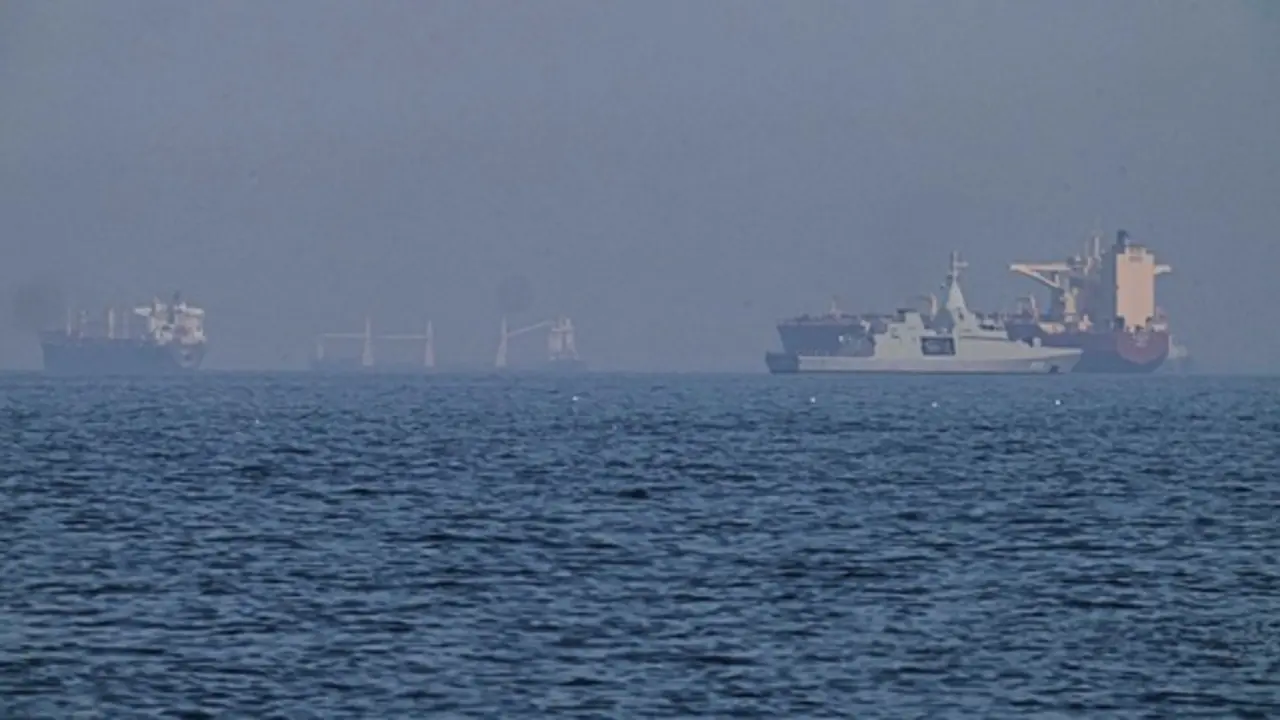 Mỹ bắt đầu giải tỏa tàu thuyền khỏi eo biển Hormuz