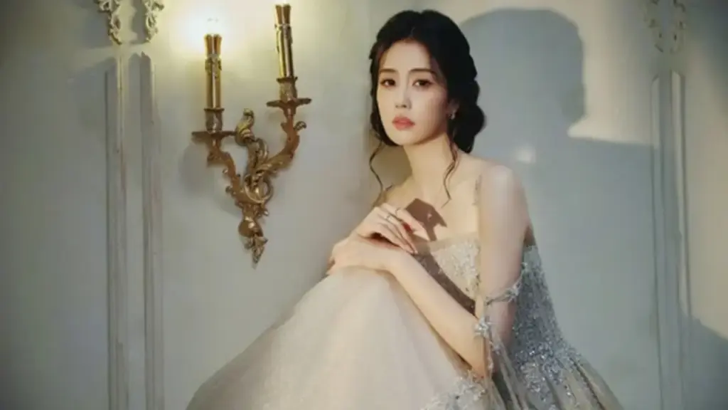 Mỹ nhân có "nụ cười vô duyên nhất showbiz" hoá công chúa cổ tích, khoe nhan sắc đẹp đến nao lòng