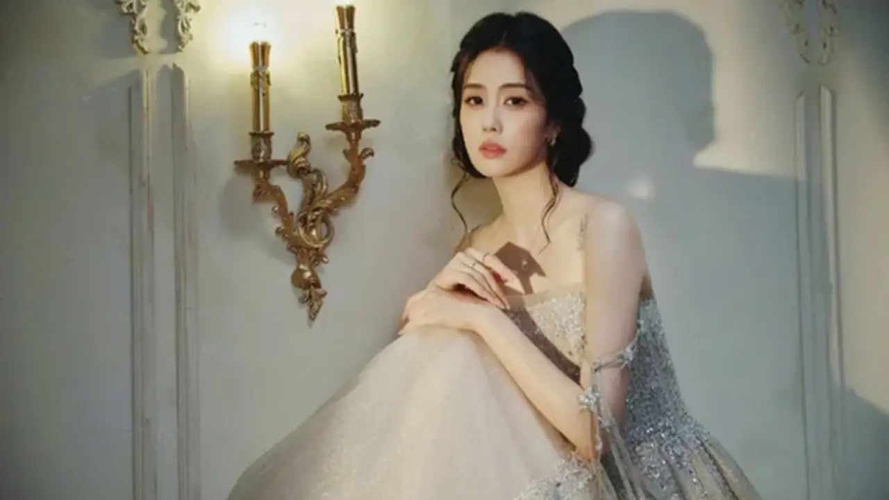 Mỹ nhân có "nụ cười vô duyên nhất showbiz" hoá công chúa cổ tích, khoe nhan sắc đẹp đến nao lòng