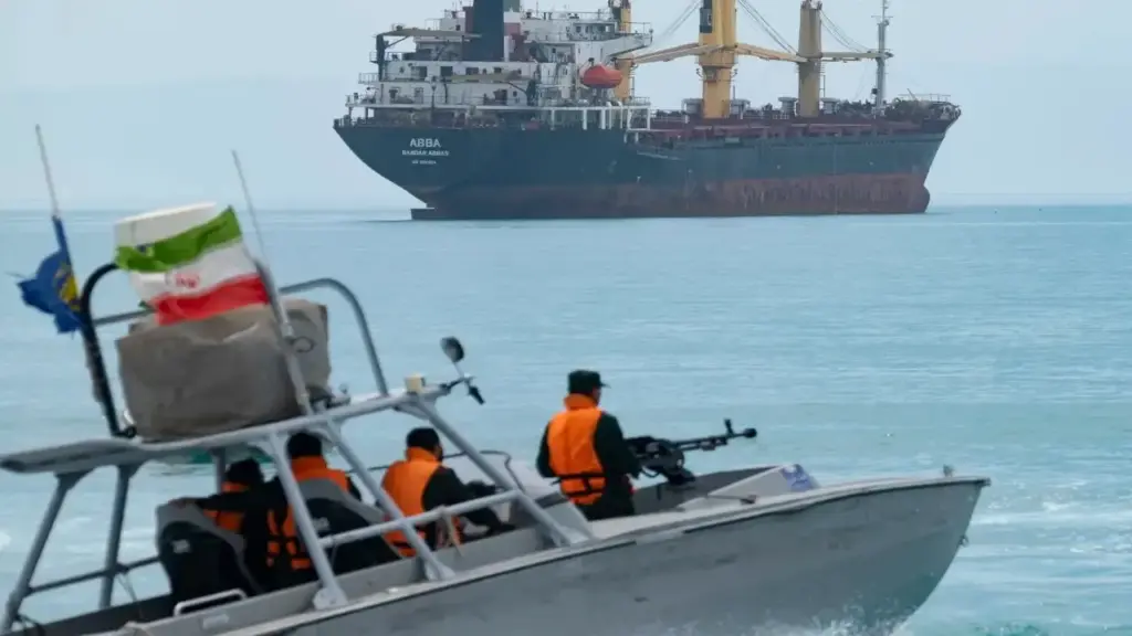 Mỹ tuyên bố eo biển Hormuz sẽ mở lại sau đòn tấn công tàu và tên lửa Iran