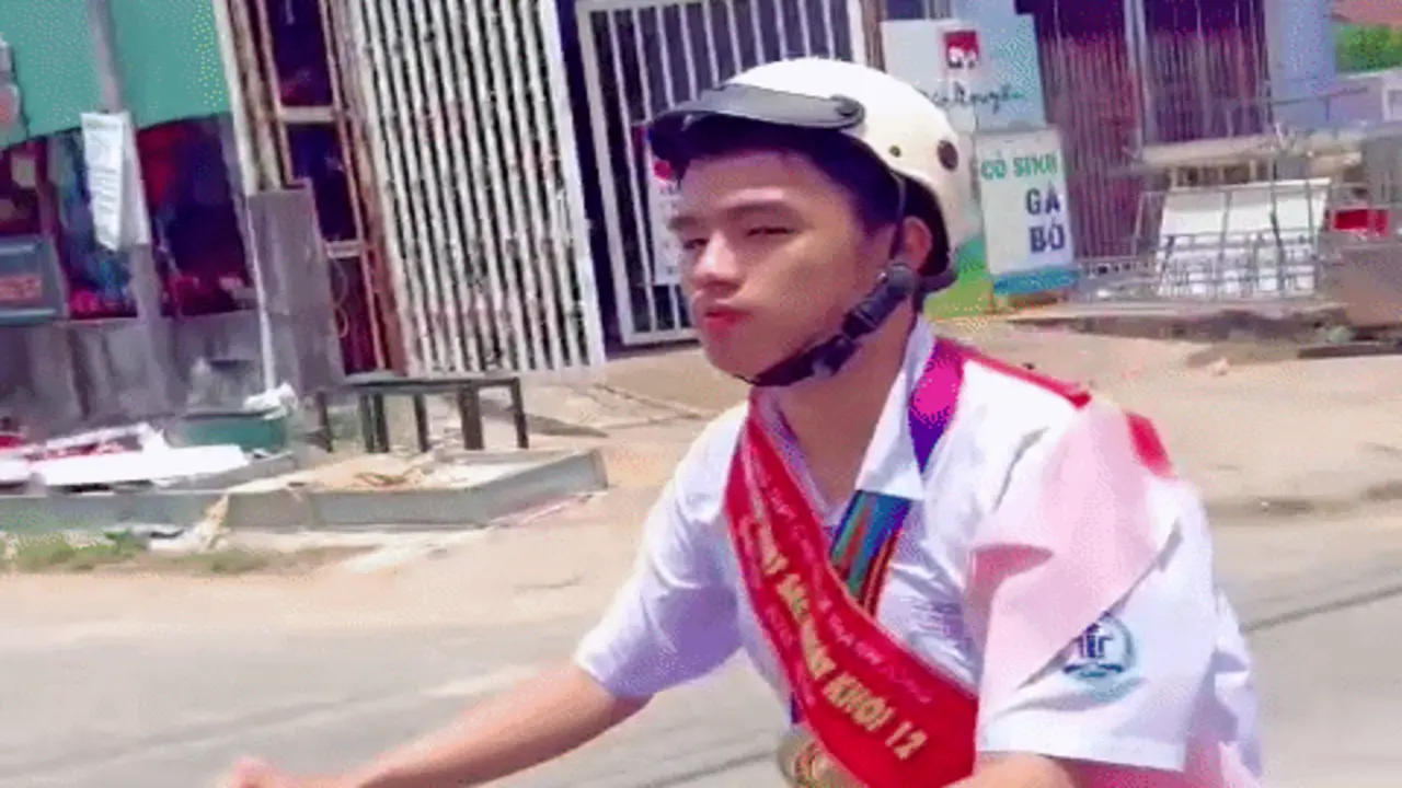 Nam sinh mang băng chéo, đeo huy chương trĩu cổ đi xe đạp về nhà