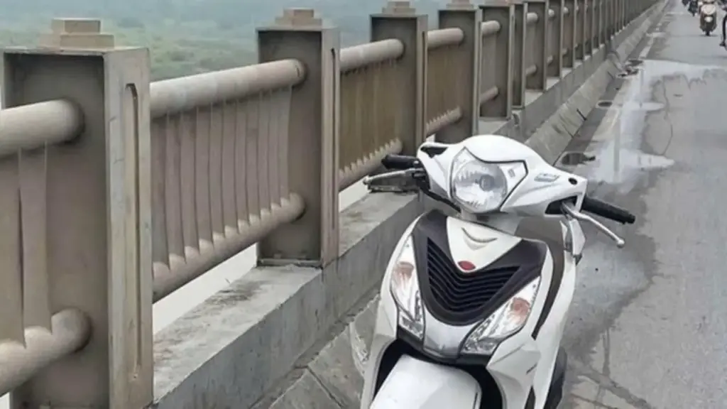 Nam thanh niên bỏ xe máy trên cầu Vĩnh Tuy, lao xuống sông Hồng