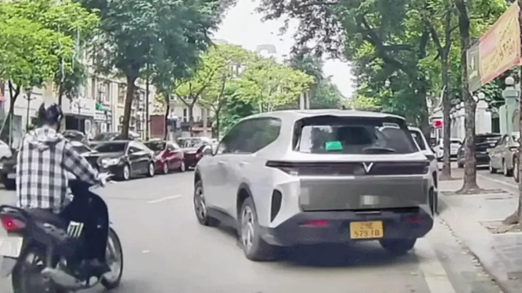 Nam thanh niên đi xe máy húc thẳng vào hông ôtô vừa nhập làn
