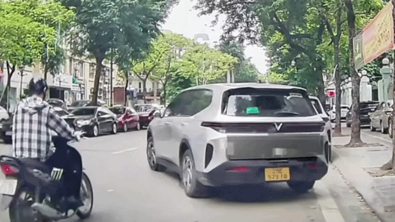 Nam thanh niên đi xe máy húc thẳng vào hông ôtô vừa nhập làn