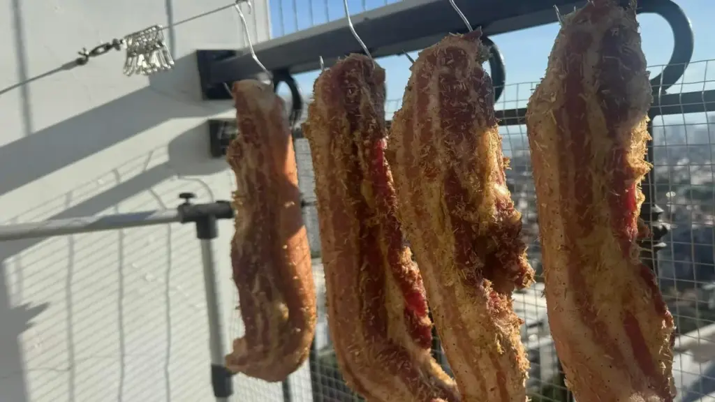 Nắng hơn 40 độ C, chị em ở Hà Nội đua nhau làm thịt một nắng ngoài ban công