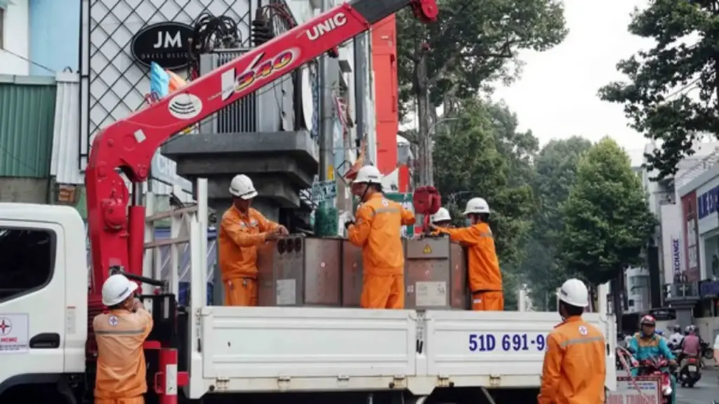 Nắng nóng kéo dài, tiêu thụ điện TP.HCM lập kỷ lục mới