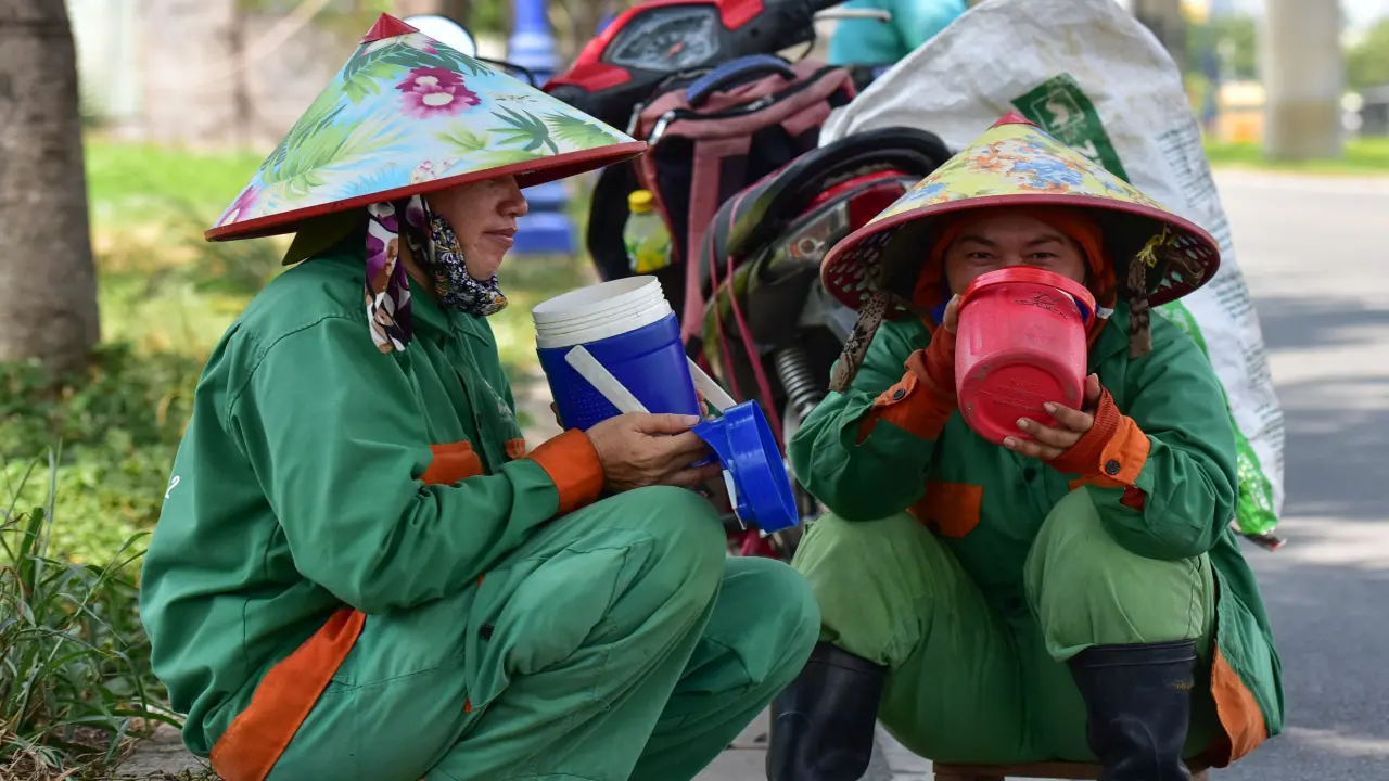 Nắng nóng, nên uống bao nhiêu nước mỗi ngày?
