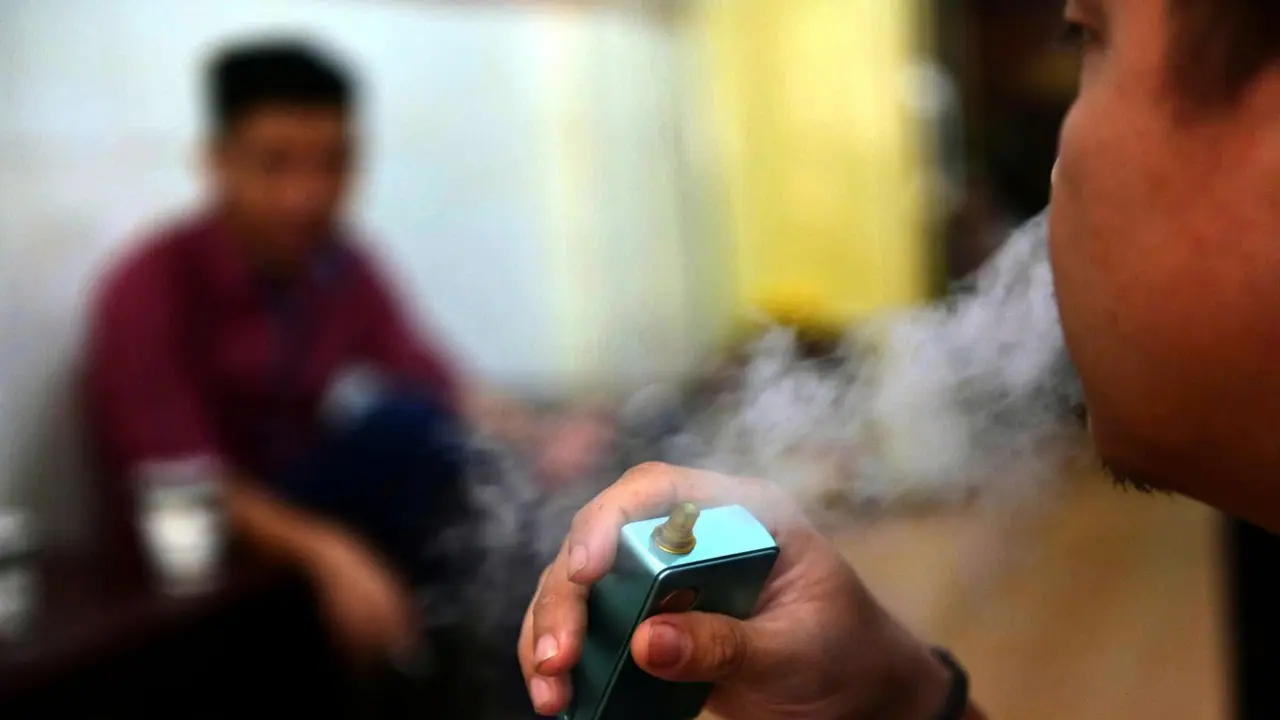 Nên khuyến khích tố giác người cung cấp và người sử dụng thuốc lá điện tử