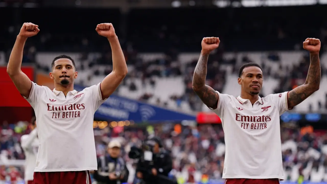 Neville: 'Hàng thủ có thể giúp Arsenal hạ PSG'