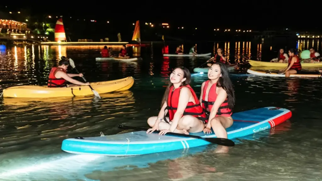 Ngắm ‘hoàng hôn tỉ đô’, trải nghiệm bãi tắm đêm đầu tiên ở Nha Trang