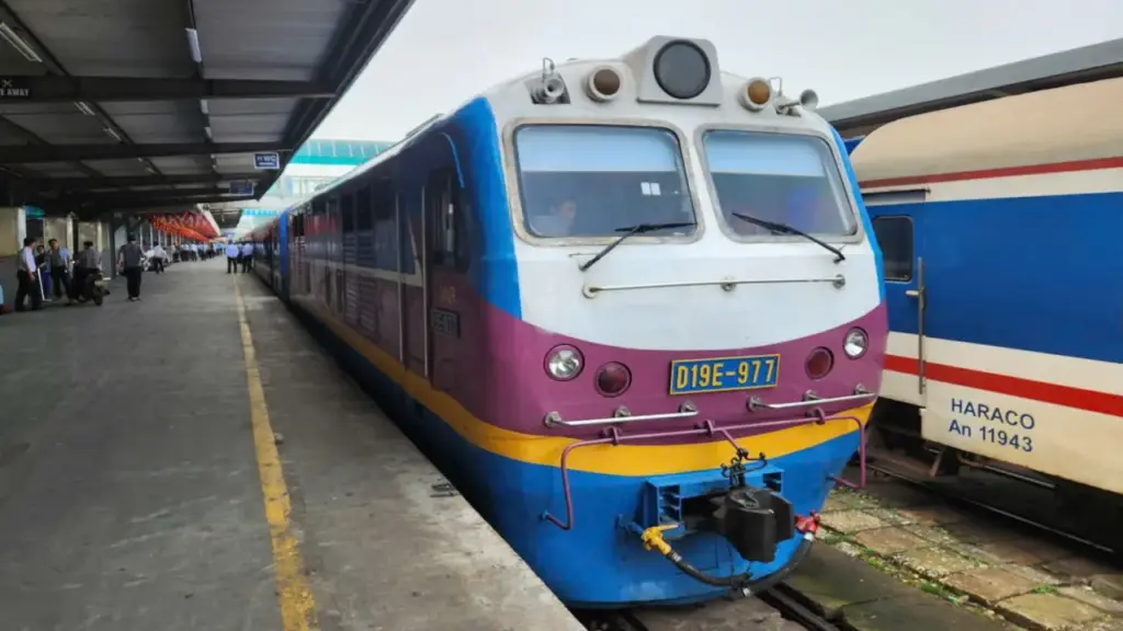 Ngành đường sắt ra mắt đoàn tàu chuyên xa có toa xe chỉ huy