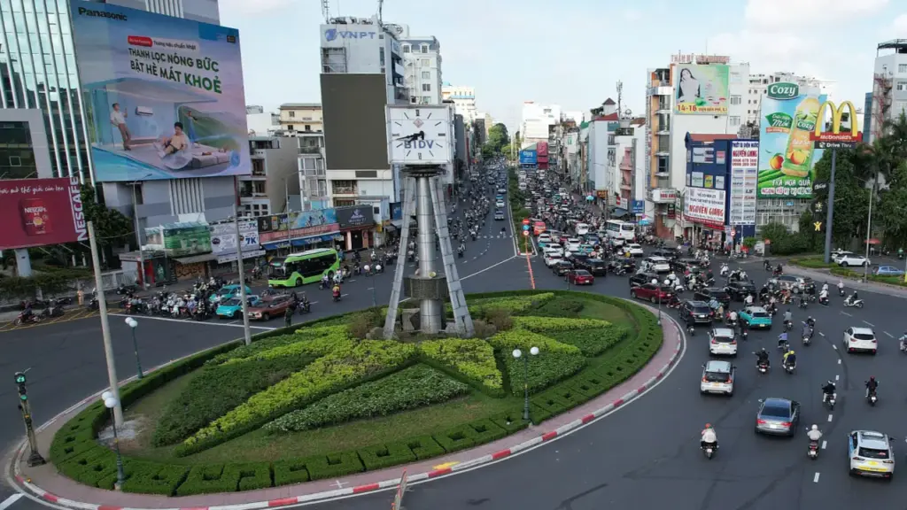 Ngày đầu vòng xoay trung tâm TP HCM phân luồng bằng đèn tín hiệu