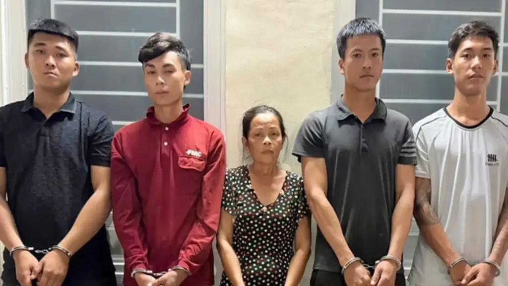 Nghi bị "cắm sừng", vợ thuê côn đồ tấn công chồng