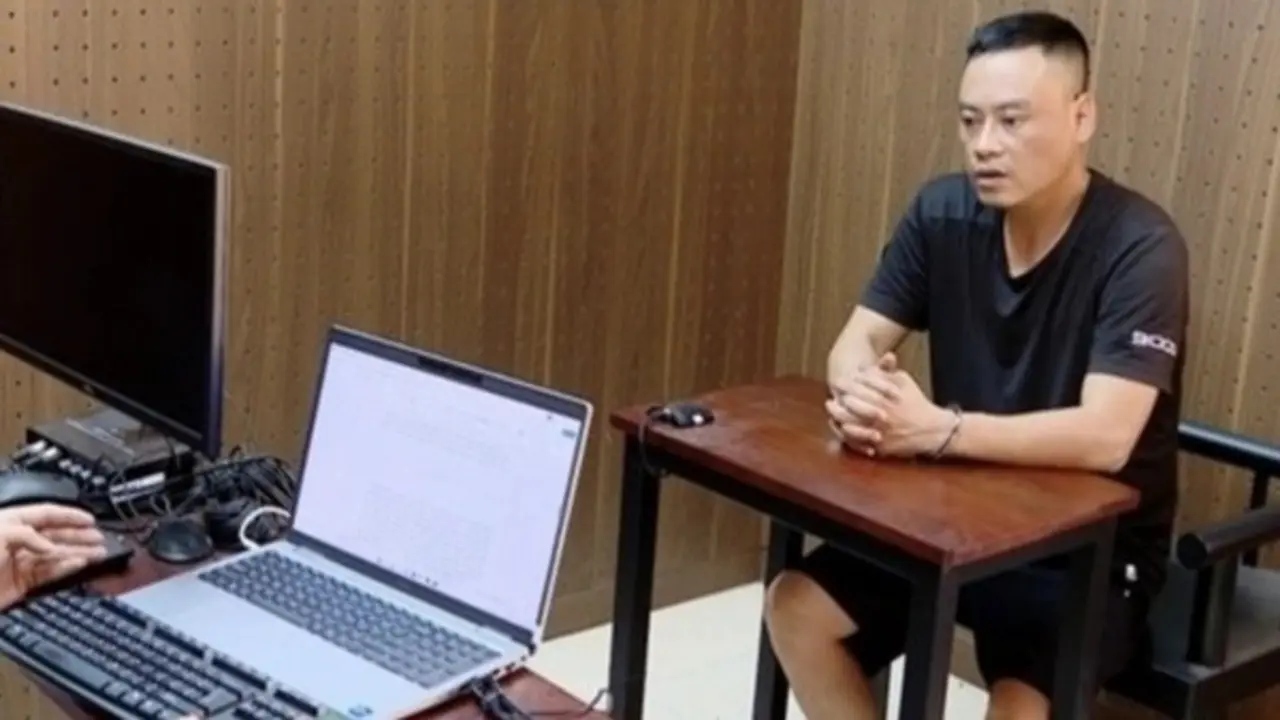 Nghi vợ ngoại tình với bạn học, chồng ghen tuông cầm dao tấn công 2 người