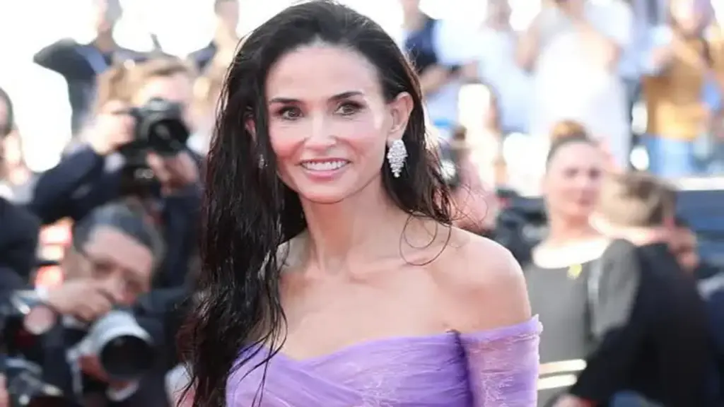 Ngoại hình Demi Moore gây bàn tán dù mặc đẹp nhất Liên hoan phim Cannes