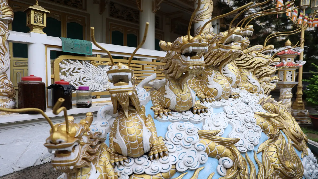 Ngôi chùa trong hẻm trang trí hàng trăm tượng rồng ở TP HCM