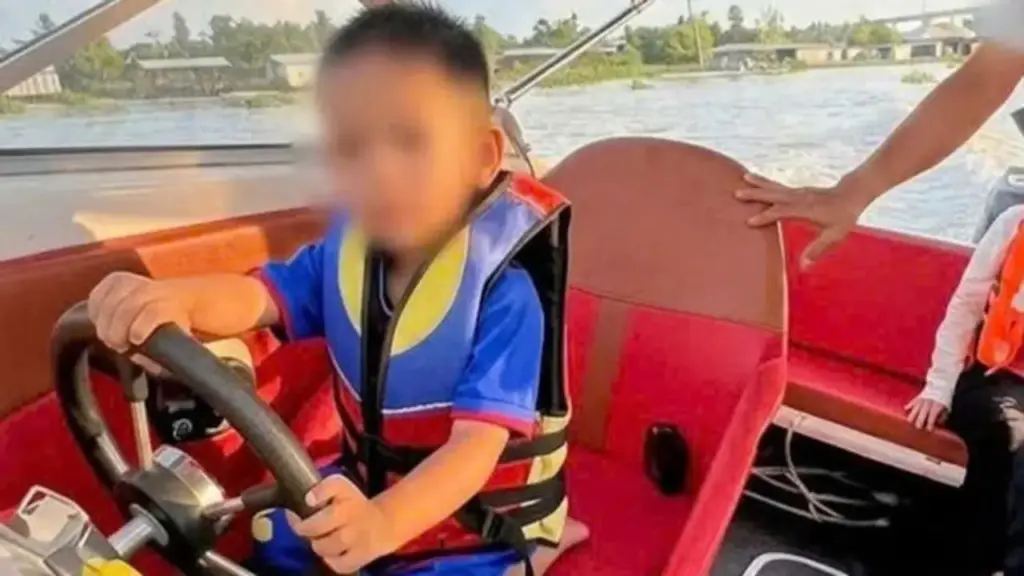 Người cha bị phạt nặng sau khi đăng clip bé trai lái ca nô lên Facebook