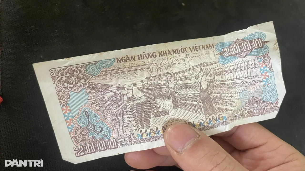Người dân chờ nhiều giờ để nhận hơn 2.000 đồng tiền hỗ trợ bão lũ
