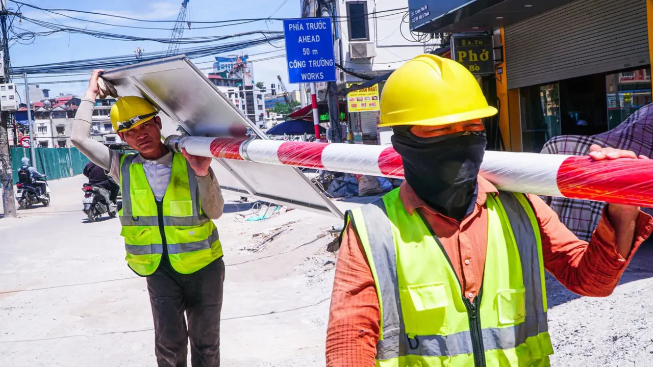 Người dân Hà Nội đội nắng mưu sinh trong ngày thủ đô nóng nhất cả nước