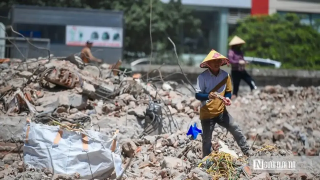 Người dân Hà Nội gồng mình dưới trời nắng nóng hơn 50℃