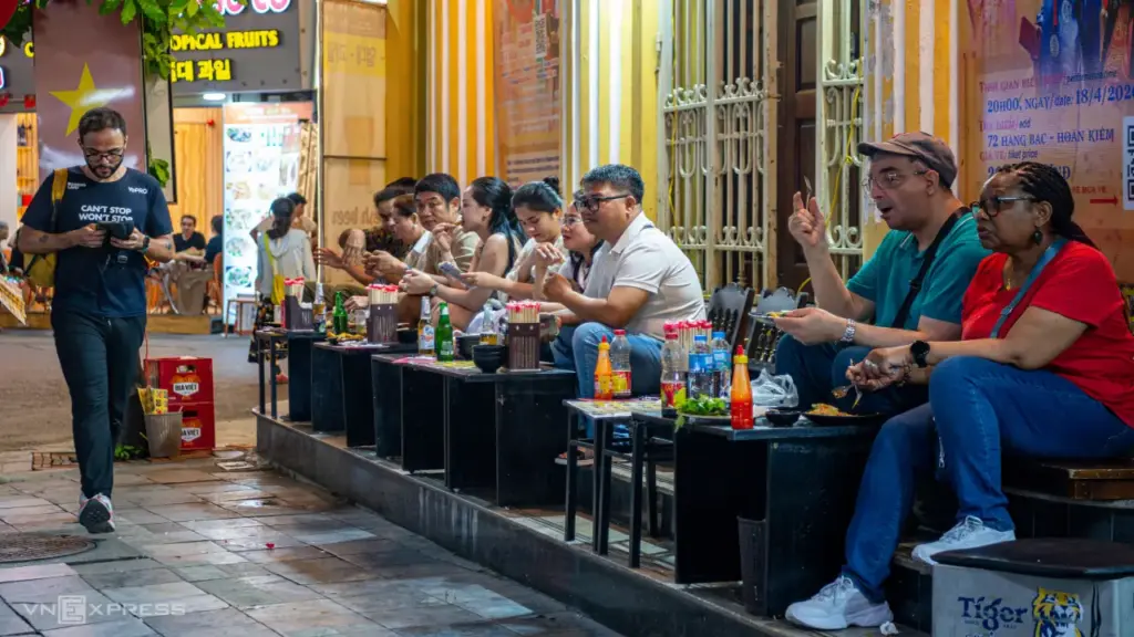Người dân Hà Nội thấp thỏm chuyện 'ai thuê, bán gì' trước cửa nhà