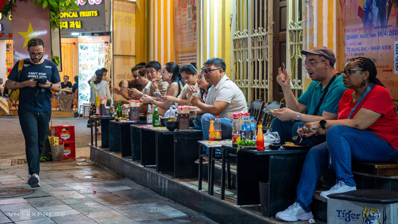 Người dân Hà Nội thấp thỏm chuyện 'ai thuê, bán gì' trước cửa nhà